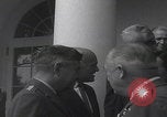 Standbild Präsident Kennedy überreicht Medaille Washington DC USA, 1963, aus Sekunde 31 historischem Filmmaterial Videoclip 65675080554