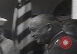 Standbild Präsident Kennedy überreicht Medaille Washington DC USA, 1963, aus Sekunde 32 historischem Filmmaterial Videoclip 65675080554