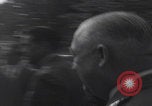 Standbild Präsident Kennedy überreicht Medaille Washington DC USA, 1963, aus Sekunde 34 historischem Filmmaterial Videoclip 65675080554