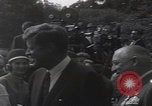 Standbild Präsident Kennedy überreicht Medaille Washington DC USA, 1963, aus Sekunde 38 historischem Filmmaterial Videoclip 65675080554