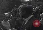 Standbild Präsident Kennedy überreicht Medaille Washington DC USA, 1963, aus Sekunde 39 historischem Filmmaterial Videoclip 65675080554
