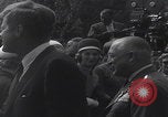 Standbild Präsident Kennedy überreicht Medaille Washington DC USA, 1963, aus Sekunde 41 historischem Filmmaterial Videoclip 65675080554