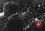 Standbild Präsident Kennedy überreicht Medaille Washington DC USA, 1963, aus Sekunde 42 historischem Filmmaterial Videoclip 65675080554