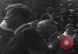 Standbild Präsident Kennedy überreicht Medaille Washington DC USA, 1963, aus Sekunde 43 historischem Filmmaterial Videoclip 65675080554