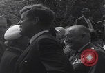 Standbild Präsident Kennedy überreicht Medaille Washington DC USA, 1963, aus Sekunde 44 historischem Filmmaterial Videoclip 65675080554