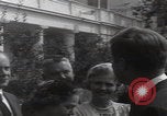 Standbild Präsident Kennedy überreicht Medaille Washington DC USA, 1963, aus Sekunde 47 historischem Filmmaterial Videoclip 65675080554