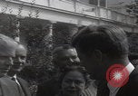 Standbild Präsident Kennedy überreicht Medaille Washington DC USA, 1963, aus Sekunde 48 historischem Filmmaterial Videoclip 65675080554
