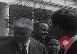 Standbild Präsident Kennedy überreicht Medaille Washington DC USA, 1963, aus Sekunde 49 historischem Filmmaterial Videoclip 65675080554