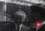 Standbild Präsident Kennedy überreicht Medaille Washington DC USA, 1963, aus Sekunde 50 historischem Filmmaterial Videoclip 65675080554
