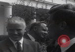 Standbild Präsident Kennedy überreicht Medaille Washington DC USA, 1963, aus Sekunde 51 historischem Filmmaterial Videoclip 65675080554