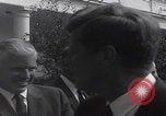 Standbild Präsident Kennedy überreicht Medaille Washington DC USA, 1963, aus Sekunde 52 historischem Filmmaterial Videoclip 65675080554