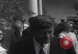 Standbild Präsident Kennedy überreicht Medaille Washington DC USA, 1963, aus Sekunde 53 historischem Filmmaterial Videoclip 65675080554