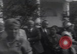 Standbild Präsident Kennedy überreicht Medaille Washington DC USA, 1963, aus Sekunde 56 historischem Filmmaterial Videoclip 65675080554