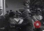 Standbild Präsident Kennedy überreicht Medaille Washington DC USA, 1963, aus Sekunde 57 historischem Filmmaterial Videoclip 65675080554