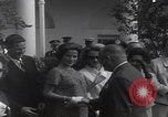 Standbild Präsident Kennedy überreicht Medaille Washington DC USA, 1963, aus Sekunde 58 historischem Filmmaterial Videoclip 65675080554