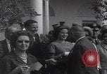 Standbild Präsident Kennedy überreicht Medaille Washington DC USA, 1963, aus Sekunde 59 historischem Filmmaterial Videoclip 65675080554