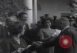 Standbild Präsident Kennedy überreicht Medaille Washington DC USA, 1963, aus Sekunde 60 historischem Filmmaterial Videoclip 65675080554