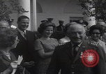 Standbild Präsident Kennedy überreicht Medaille Washington DC USA, 1963, aus Sekunde 61 historischem Filmmaterial Videoclip 65675080554