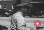 Standbild Einbruchversuch United States USA, 1959, aus Sekunde 32 historischem Filmmaterial Videoclip 65675080591