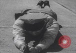 Standbild Einbruchversuch United States USA, 1959, aus Sekunde 51 historischem Filmmaterial Videoclip 65675080591