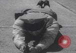 Standbild Einbruchversuch United States USA, 1959, aus Sekunde 52 historischem Filmmaterial Videoclip 65675080591