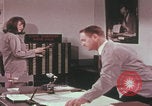 Immagine di Esaminatore di documenti di laboratorio dell'FBI Quantico Virginia USA, 1967, secondo 4 filmato di repertorio 65675080601