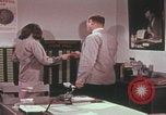 Immagine di Esaminatore di documenti di laboratorio dell'FBI Quantico Virginia USA, 1967, secondo 6 filmato di repertorio 65675080601