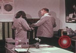 Immagine di Esaminatore di documenti di laboratorio dell'FBI Quantico Virginia USA, 1967, secondo 16 filmato di repertorio 65675080601