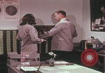 Immagine di Esaminatore di documenti di laboratorio dell'FBI Quantico Virginia USA, 1967, secondo 17 filmato di repertorio 65675080601