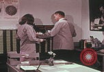 Immagine di Esaminatore di documenti di laboratorio dell'FBI Quantico Virginia USA, 1967, secondo 18 filmato di repertorio 65675080601