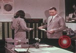 Immagine di Esaminatore di documenti di laboratorio dell'FBI Quantico Virginia USA, 1967, secondo 19 filmato di repertorio 65675080601