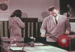 Immagine di Esaminatore di documenti di laboratorio dell'FBI Quantico Virginia USA, 1967, secondo 20 filmato di repertorio 65675080601