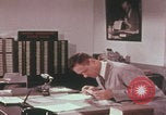 Immagine di Esaminatore di documenti di laboratorio dell'FBI Quantico Virginia USA, 1967, secondo 22 filmato di repertorio 65675080601