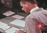 Immagine di Esaminatore di documenti di laboratorio dell'FBI Quantico Virginia USA, 1967, secondo 24 filmato di repertorio 65675080601