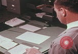 Immagine di Esaminatore di documenti di laboratorio dell'FBI Quantico Virginia USA, 1967, secondo 25 filmato di repertorio 65675080601