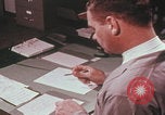 Immagine di Esaminatore di documenti di laboratorio dell'FBI Quantico Virginia USA, 1967, secondo 26 filmato di repertorio 65675080601
