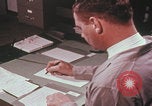 Immagine di Esaminatore di documenti di laboratorio dell'FBI Quantico Virginia USA, 1967, secondo 30 filmato di repertorio 65675080601