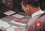 Immagine di Esaminatore di documenti di laboratorio dell'FBI Quantico Virginia USA, 1967, secondo 32 filmato di repertorio 65675080601