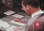 Immagine di Esaminatore di documenti di laboratorio dell'FBI Quantico Virginia USA, 1967, secondo 33 filmato di repertorio 65675080601