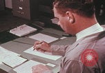 Immagine di Esaminatore di documenti di laboratorio dell'FBI Quantico Virginia USA, 1967, secondo 34 filmato di repertorio 65675080601
