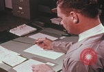 Immagine di Esaminatore di documenti di laboratorio dell'FBI Quantico Virginia USA, 1967, secondo 35 filmato di repertorio 65675080601
