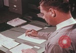 Immagine di Esaminatore di documenti di laboratorio dell'FBI Quantico Virginia USA, 1967, secondo 36 filmato di repertorio 65675080601