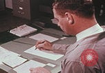 Immagine di Esaminatore di documenti di laboratorio dell'FBI Quantico Virginia USA, 1967, secondo 37 filmato di repertorio 65675080601