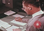 Immagine di Esaminatore di documenti di laboratorio dell'FBI Quantico Virginia USA, 1967, secondo 38 filmato di repertorio 65675080601