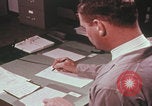 Immagine di Esaminatore di documenti di laboratorio dell'FBI Quantico Virginia USA, 1967, secondo 39 filmato di repertorio 65675080601