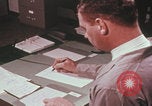 Immagine di Esaminatore di documenti di laboratorio dell'FBI Quantico Virginia USA, 1967, secondo 40 filmato di repertorio 65675080601