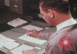 Immagine di Esaminatore di documenti di laboratorio dell'FBI Quantico Virginia USA, 1967, secondo 41 filmato di repertorio 65675080601