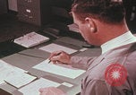 Immagine di Esaminatore di documenti di laboratorio dell'FBI Quantico Virginia USA, 1967, secondo 43 filmato di repertorio 65675080601