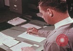 Immagine di Esaminatore di documenti di laboratorio dell'FBI Quantico Virginia USA, 1967, secondo 44 filmato di repertorio 65675080601
