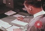 Immagine di Esaminatore di documenti di laboratorio dell'FBI Quantico Virginia USA, 1967, secondo 45 filmato di repertorio 65675080601